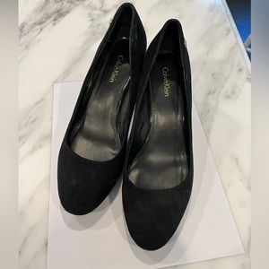 CALVIN KLEIN BLACK SUEDE PUMP SHOES, Size 8 •LIKE NEW•